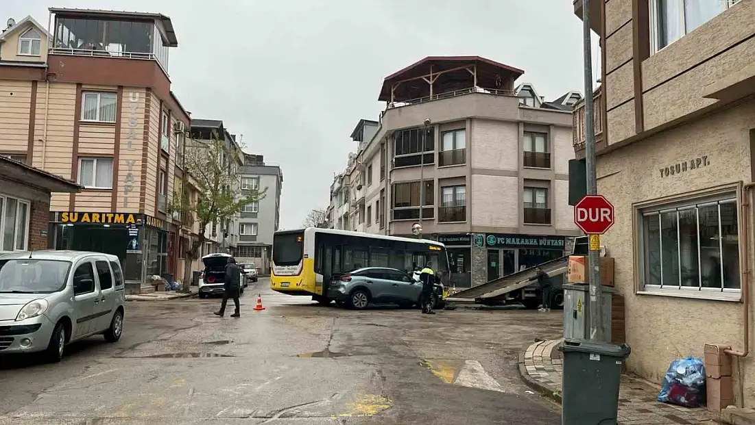 Halk otobüsü ile otomobil çarpıştı: 3 yaralı