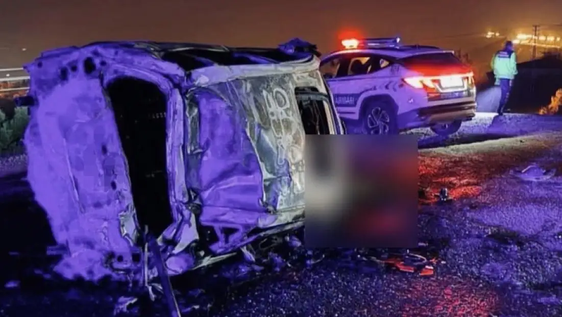 Gaziantep'te bariyerlere çarparak alev alan araçtaki sürücü hayatını kaybetti