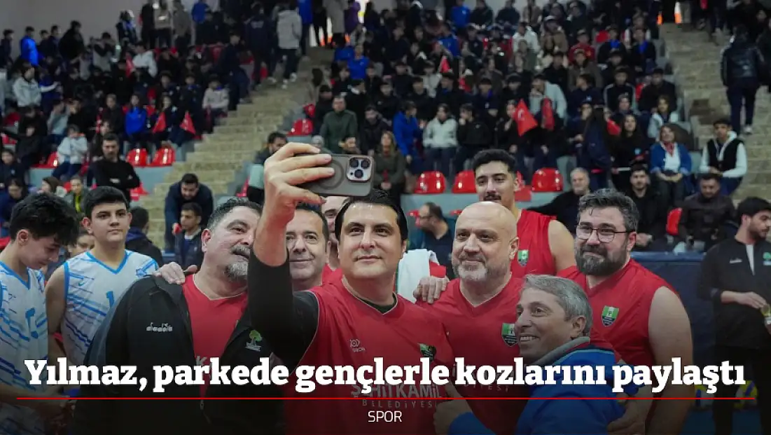 Yılmaz, parkede gençlerle kozlarını paylaştı