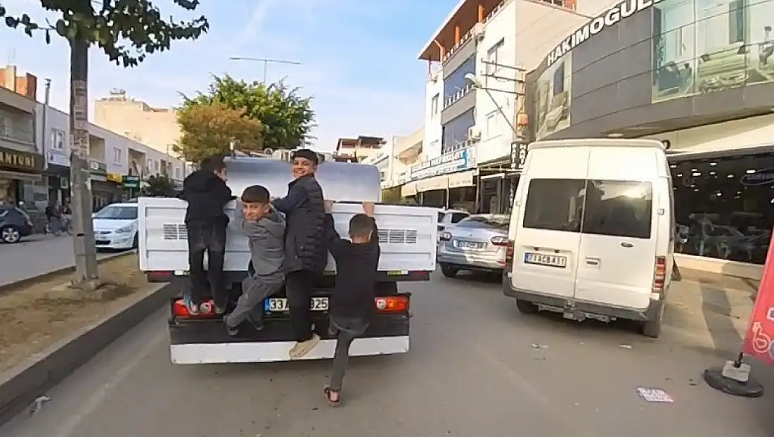 Mersin’de kamyonetin arkasına asılan çocukların tehlikeli yolculuğu