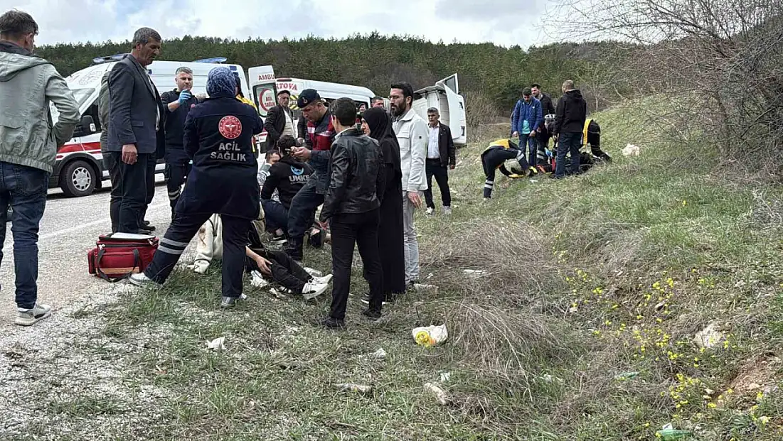 Tır ve yolcu servisi çarpıştı: 6 yaralı