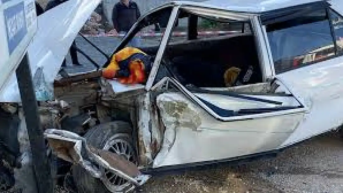 Tırla çarpışan Fiat Tofaş otomobil parçalandı: 4’ü çocuk 6 yaralı