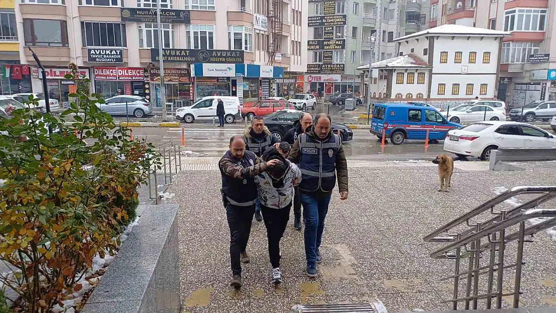 kendilerini polis ve savcı olarak tanıtarak ağlarına düşürdükleri yaşlı çifti 5 milyon TL dolandıran 2 şahıs polis ekipleri tarafından gözaltına alındı.