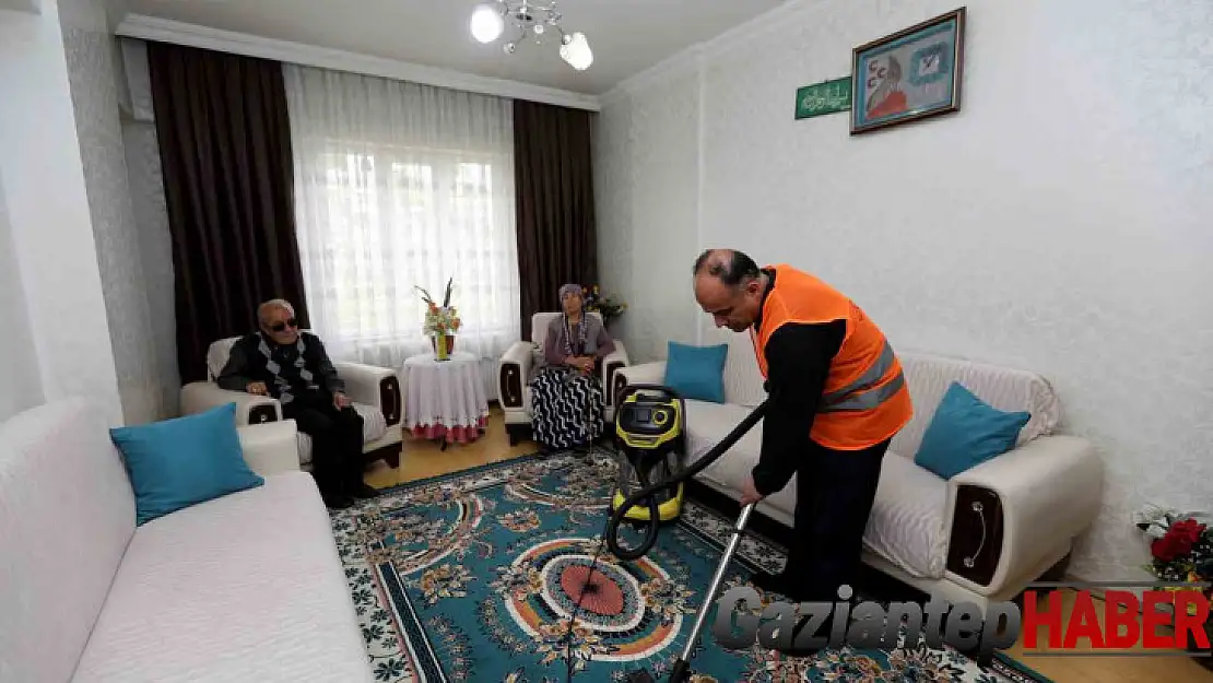 'Evim dünyalara bedel' projesiyle yaşlı ve engellilerin bayram temizliği yapılıyor