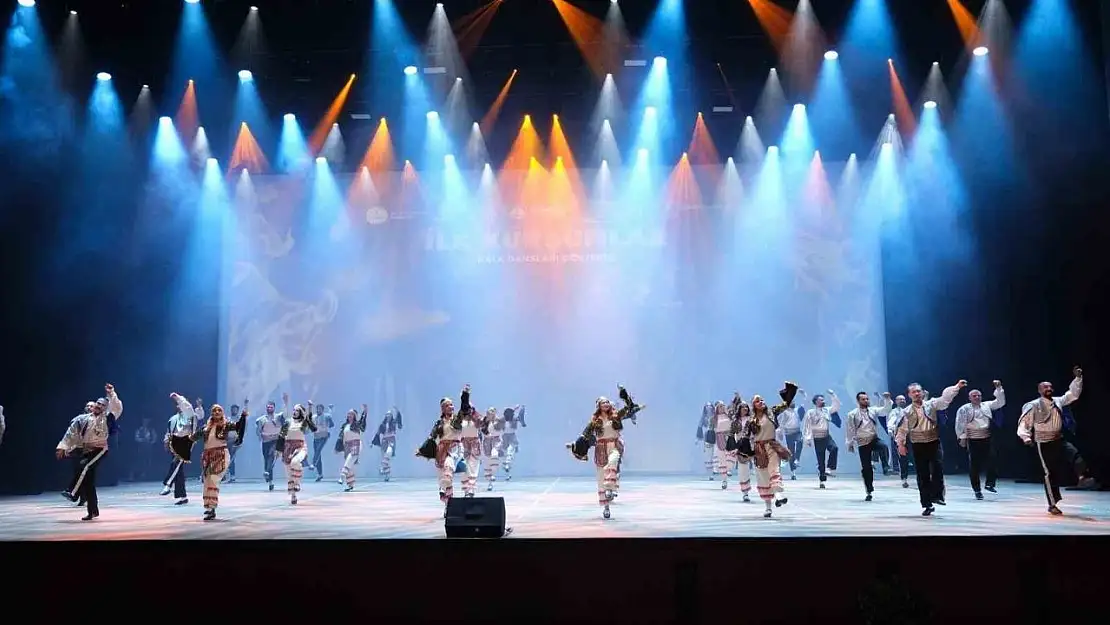 'İlk Kurşunlar' gösterisi ayakta alkışlandı