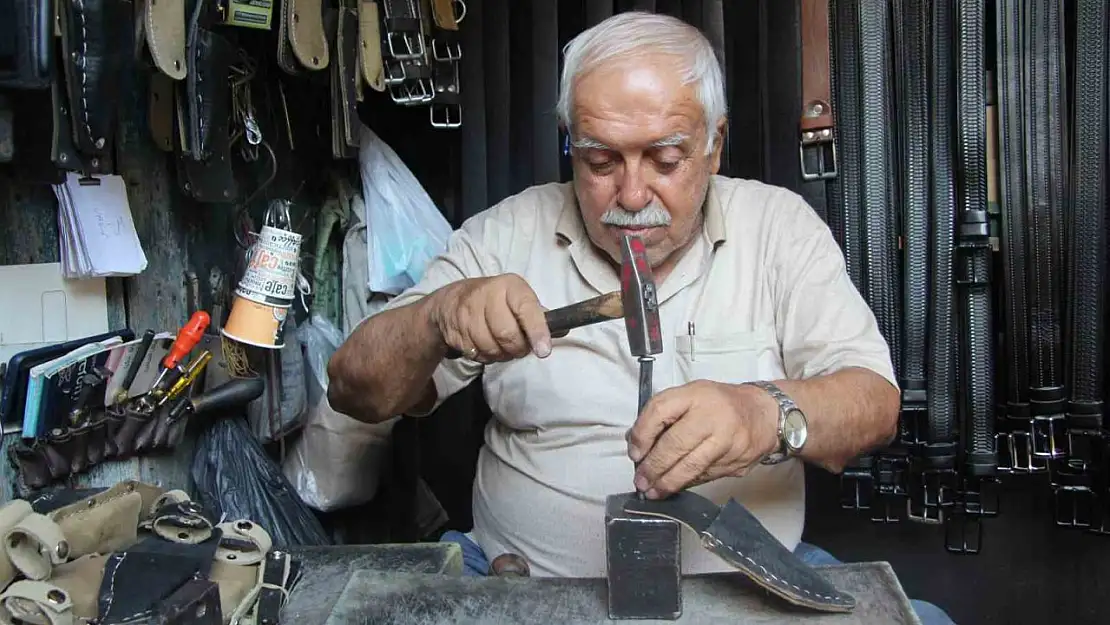 2 metrekarelik dükkanında 60 yıldır baba mesleğini yaşatıyor