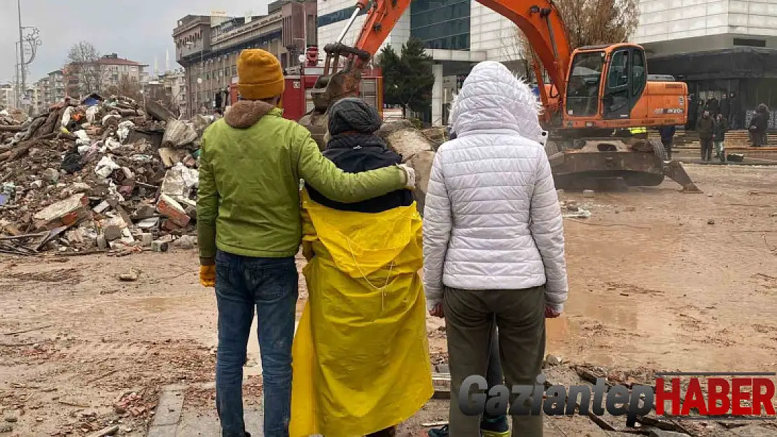 3 çocuğu ve eşiyle 4. kattan zemine kadar düşen daireden sağ kurtuldu