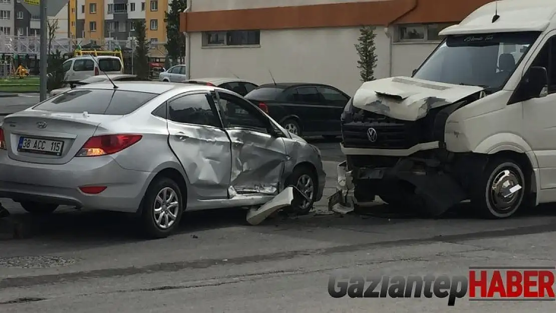 4 kişinin yaralandığı kaza güvenlik kamerasına yansıdı