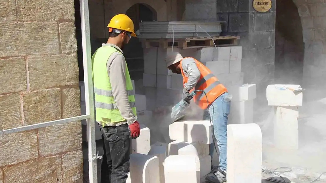 45 derecede ekmeklerini taştan çıkartıyorlar