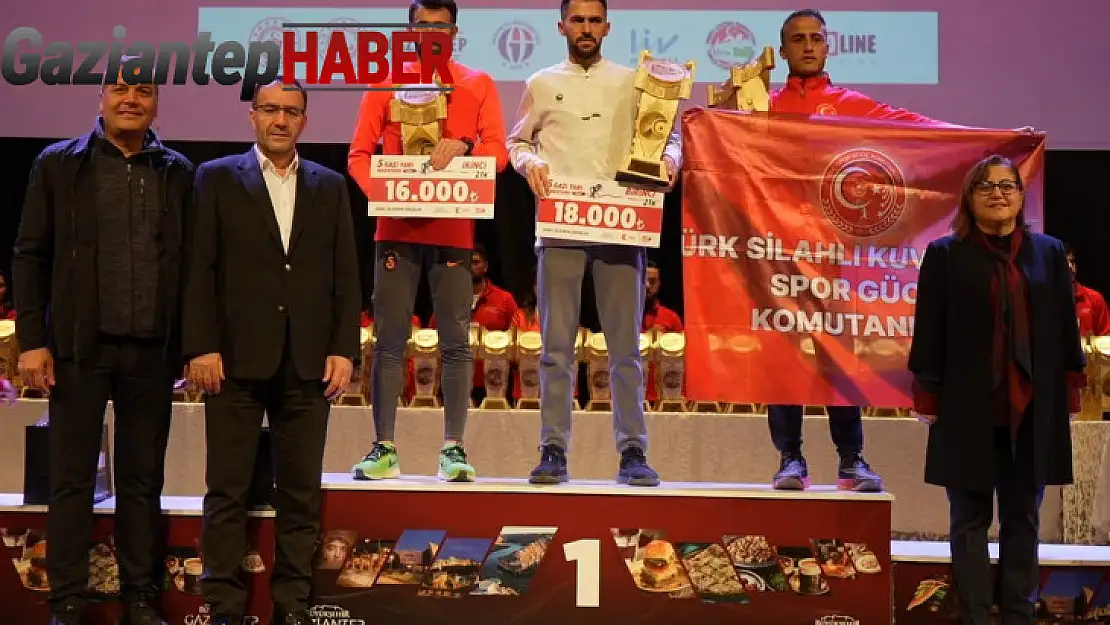 5. Gazi Yarı Maratonu'nda dereceye giren sporcular ödüllerini aldı