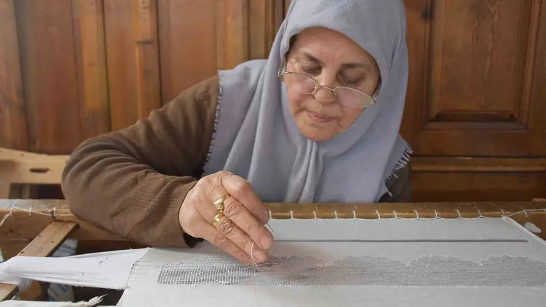 70 yaşındaki kadın usta 200 bin TL'lik Antep işi sanat işliyor