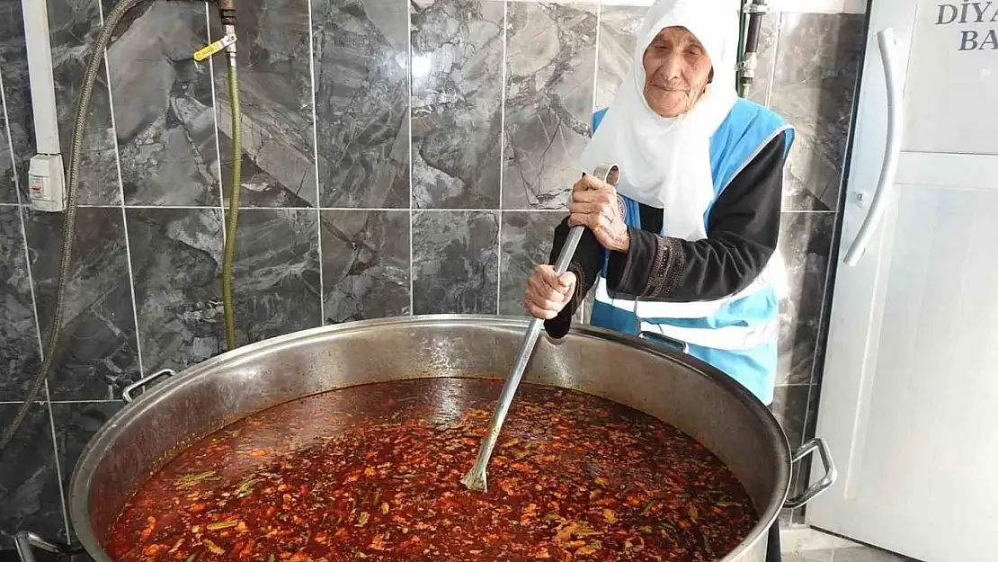 90 yaşındaki yaşlı kadın aşevinde gönüllü çalışıyor