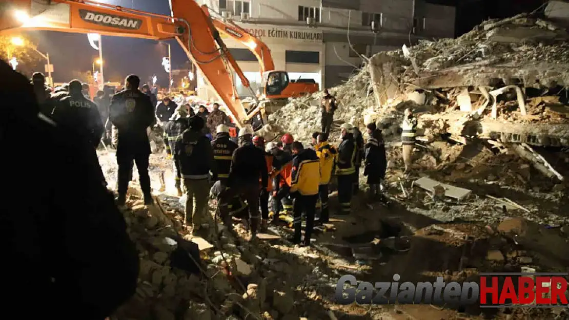 94 saat sonra enkaz altından yürüyerek çıktı, enkaz altında yakınlarını bekleyenlere umut oldu