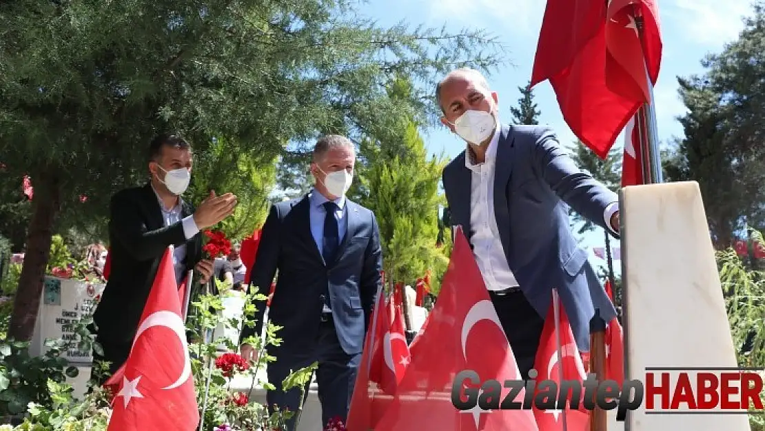 Adalet Bakanı Gül, bir ay önce ölen annesinin mezarını ziyaret etti