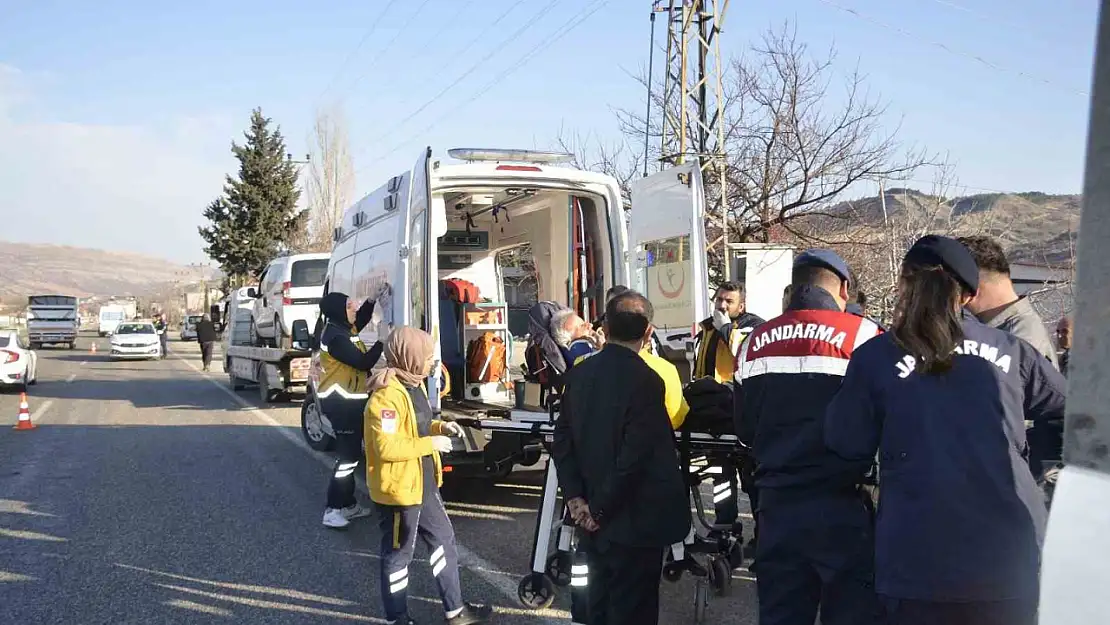 Adıyaman'da 16 yaşındaki çocuğun kullandığı araç trafoya çarptı: 3 yaralı