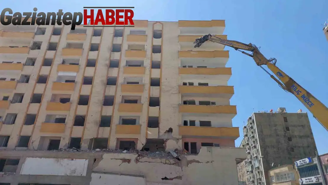 Ağır hasarlı bina yıkım esnasında yerle bir oldu