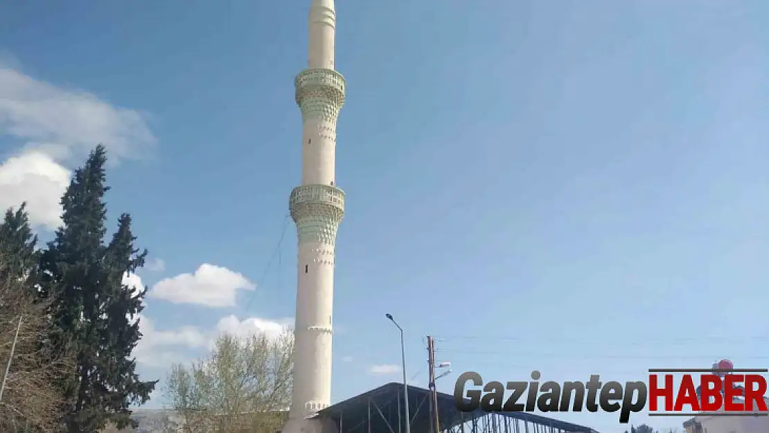 Ağır hasarlı caminin minaresi kontrollü olarak yıkıldı