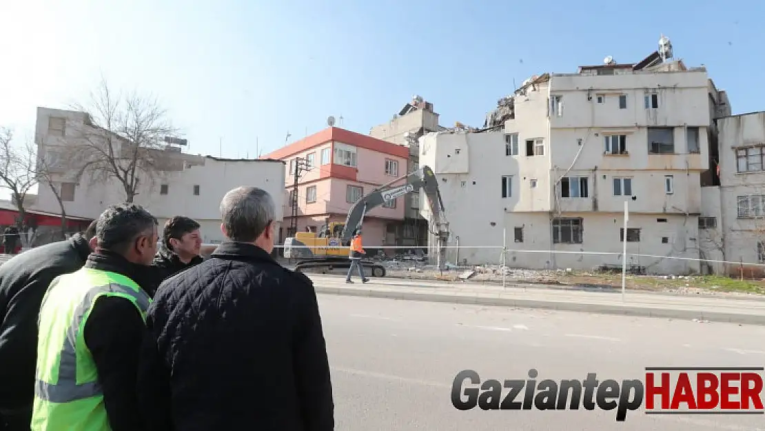 Ağır hasarlı olan evlerin yıkım çalışmaları sürüyor