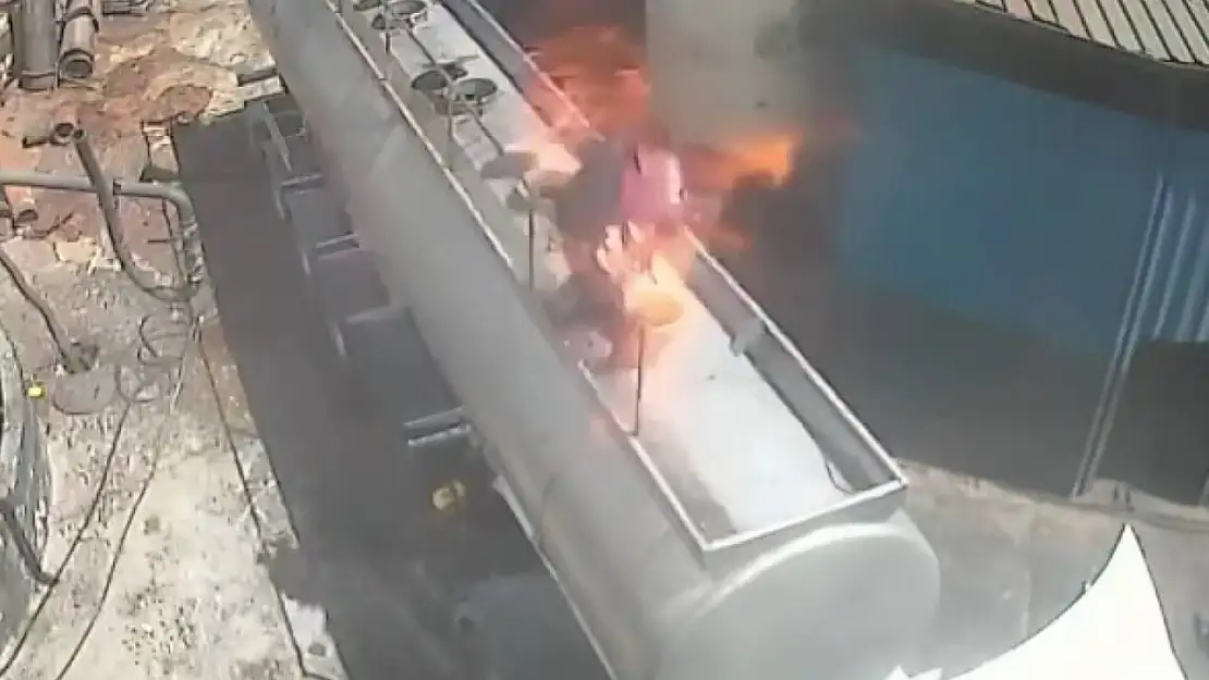 Ağzında sigara ile açtığı tanker kapağı bomba gibi patladı: O anlar saniye saniye kamerada