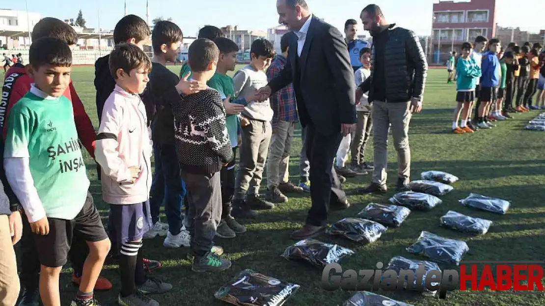 Amatör sporculara eşofman desteği