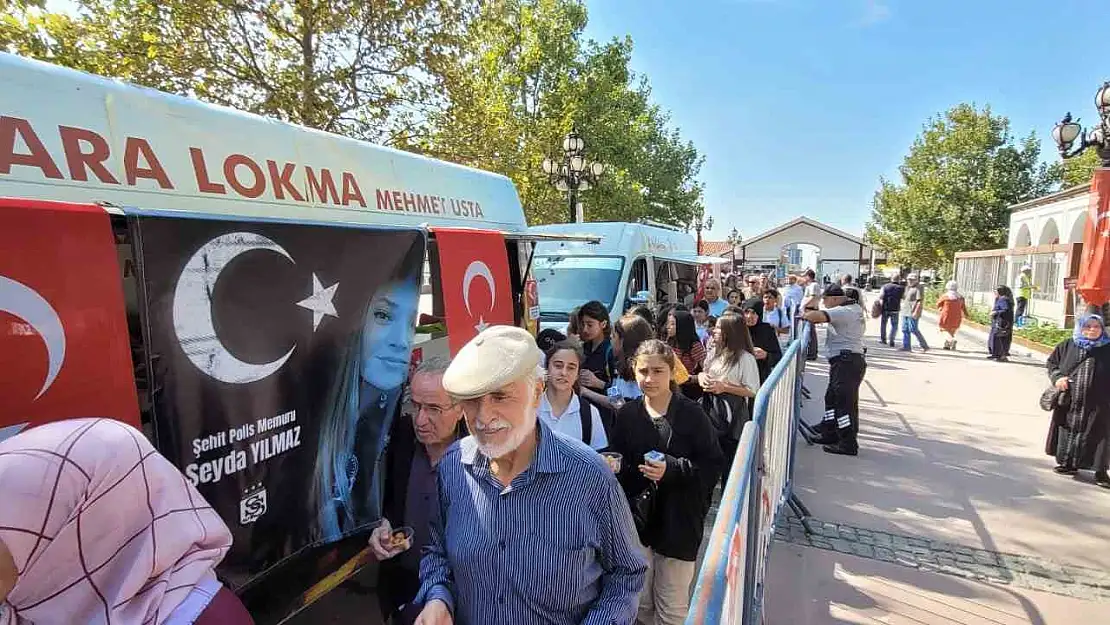 Ankara'da şehit polis memuru Şeyda Yılmaz'ın devre arkadaşları lokma dağıttı