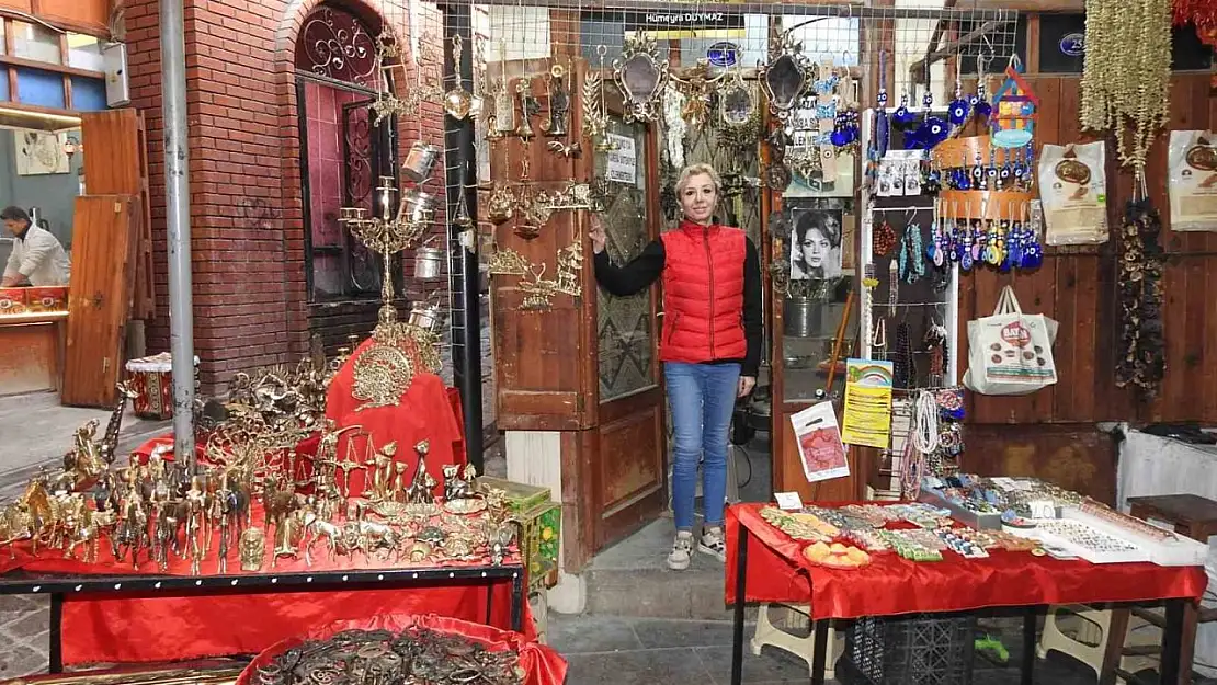 Antikacı kadın zorluklara rağmen babasının mirasını yaşatıyor