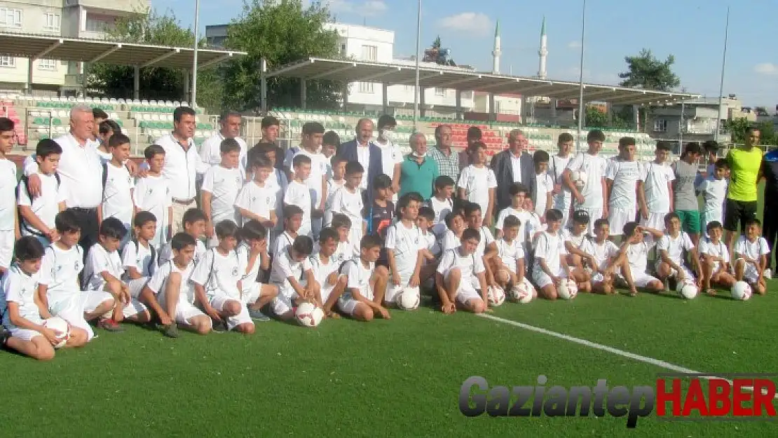 Araban Belediyesi futbol okulu açtı