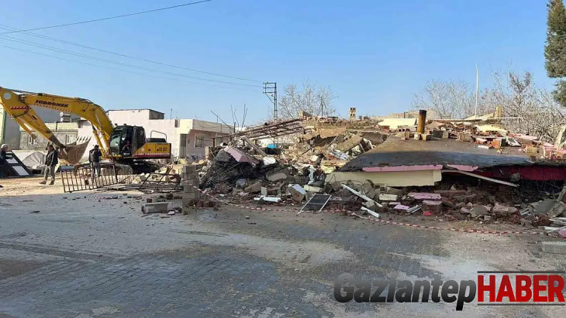 Araban'da acil ağır hasarlı binaların yıkımına başlandı