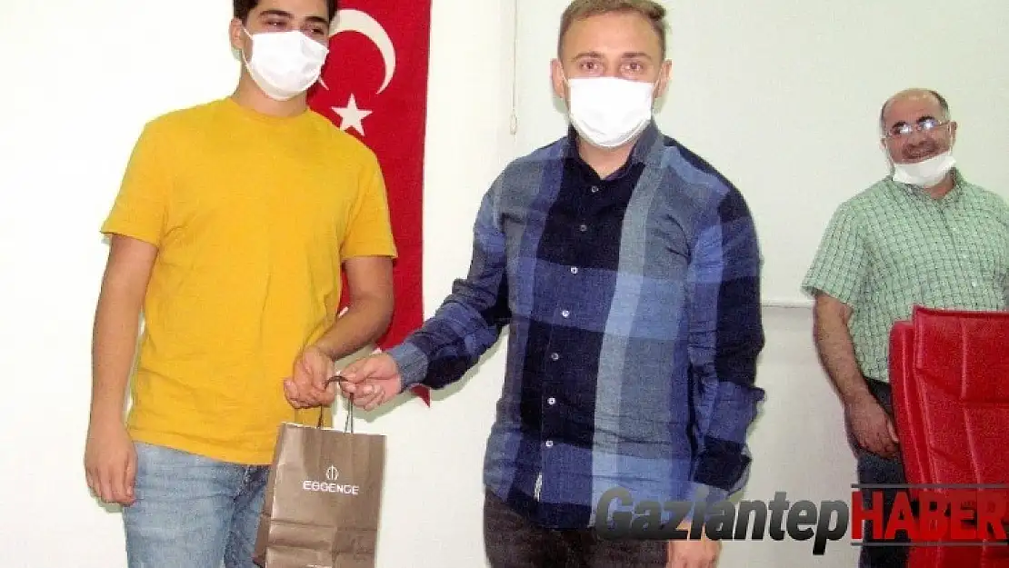 Araban'da başarılı 60 öğrenciye kol saati