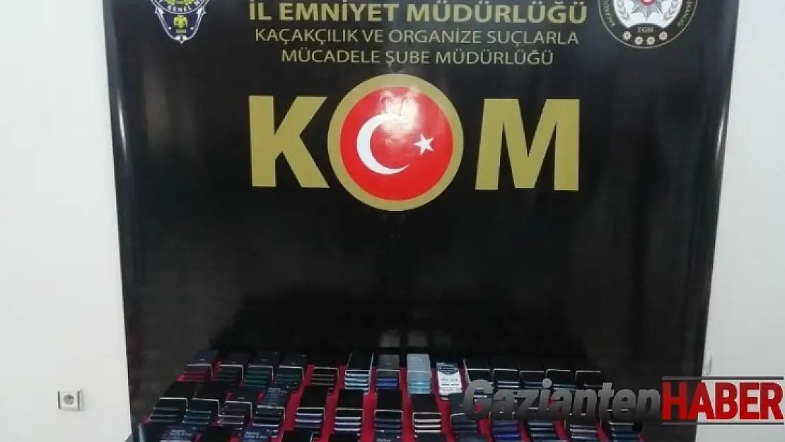 Aracın gizli bölmesinde kaçak telefonu yakalandı