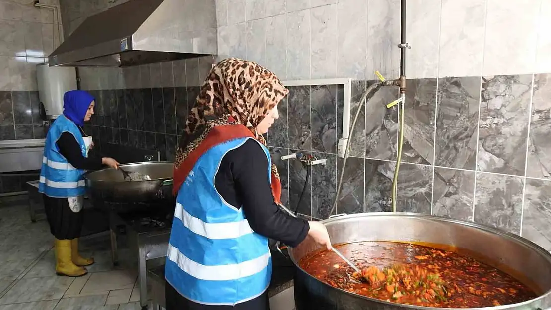 Aşevinde gönüllü çalışan kadınlar günlük bin 200 kişiye yemek hazırlıyor