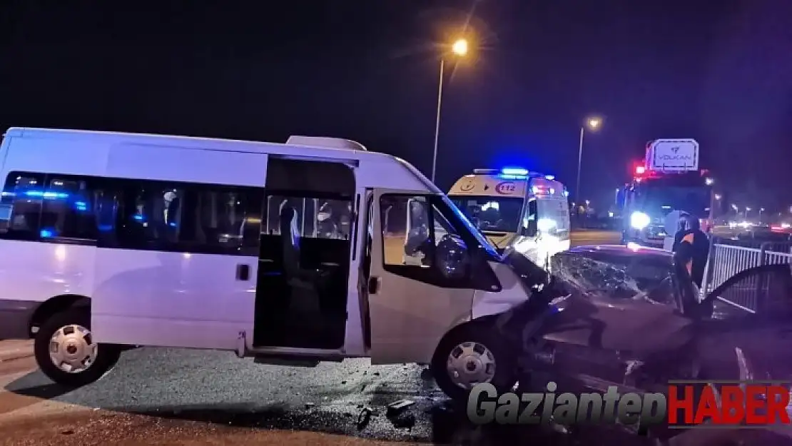 Askeri personel taşıyan minibüs ile otomobil çarpıştı: 8 yaralı