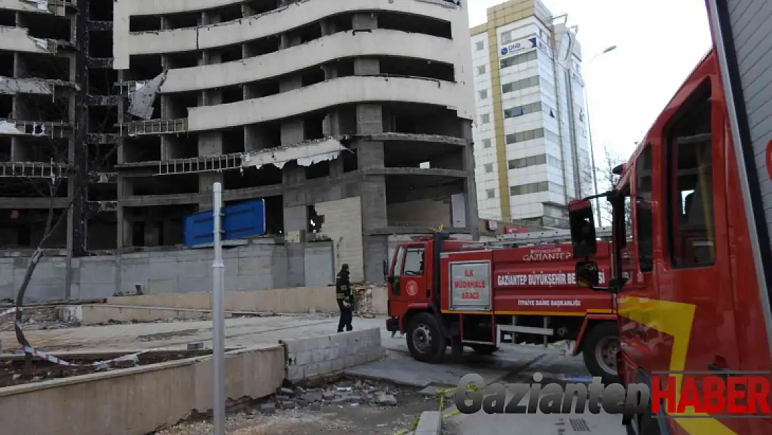 Atıl durumdaki otel binasının otopark kısmı çöktü