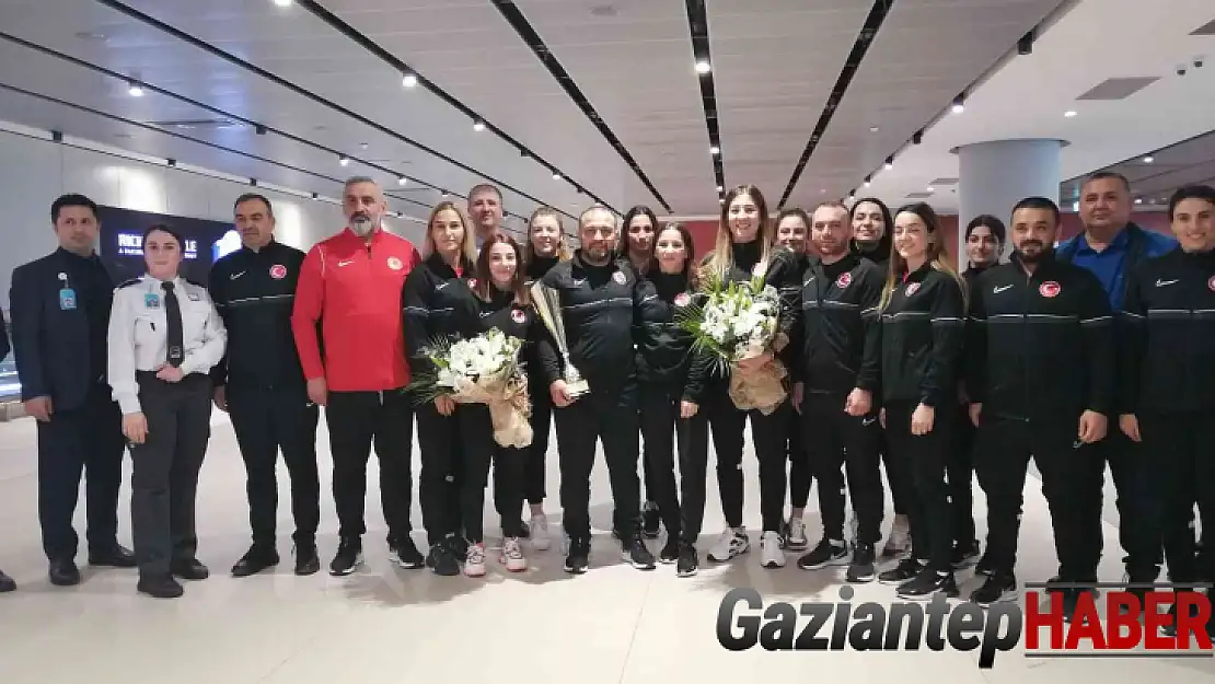 Tarihte ilk kez Avrupa şampiyonu olan Kadın Güreş Milli Takımı yurda döndü