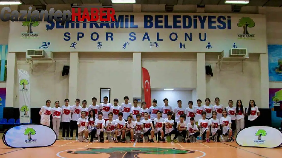 Badminton Kupası'nda usta raketler yarıştı