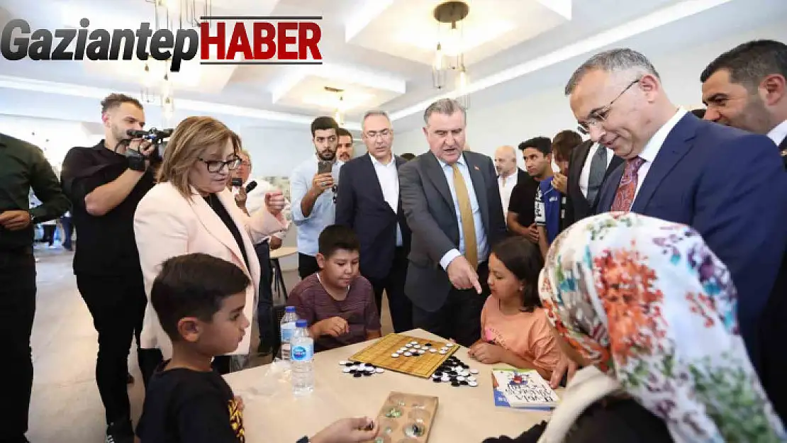 Bakan Bak, depremzede çocuklarla basketbol oynadı