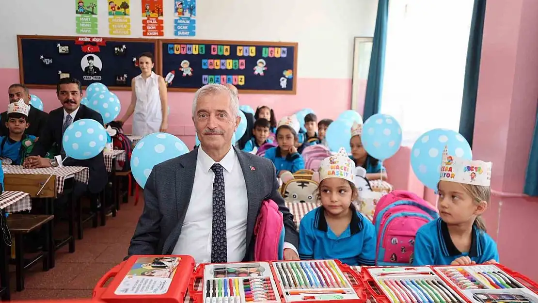 Başkan Tahmazoğlu'ndan öğrencilere 881 bin adet boyama seti