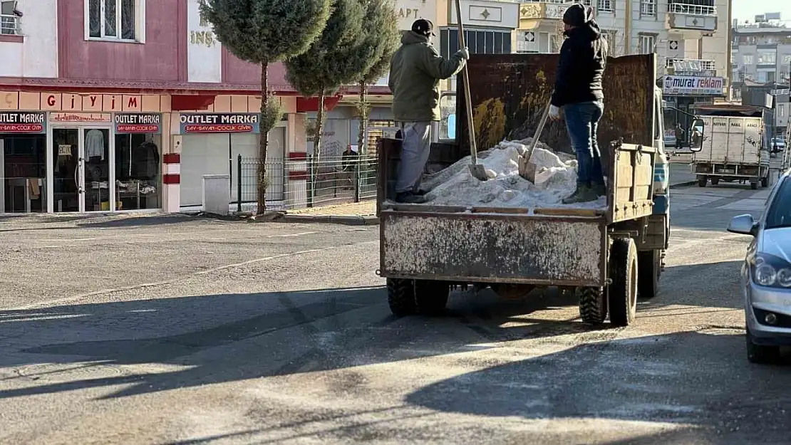 Belediye ekipleri, buzlanmaya karşı tuzlama çalışması gerçekleştirildi