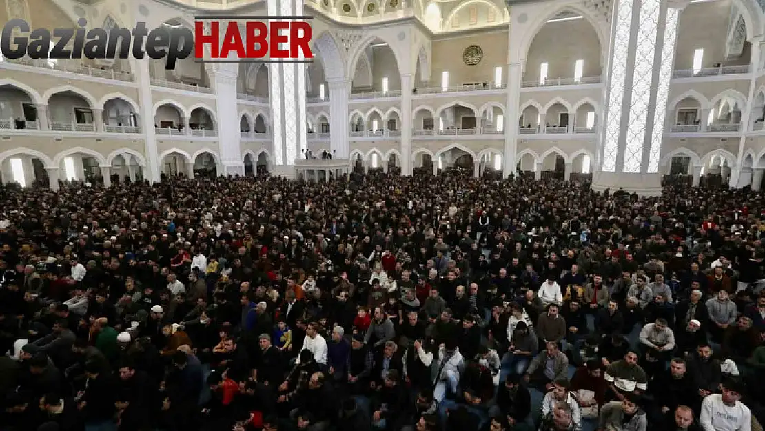 Berat Kandili'nde Şahinbey Millet Camii doldu taştı