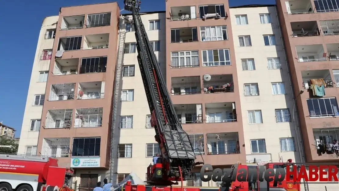 Beş katlı binanın çatı katında yangın çıktı