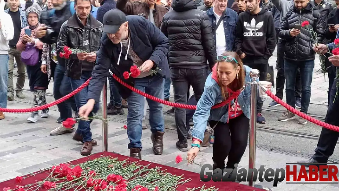 Beyoğlu'ndaki bombalı saldırıda hayatını kaybedenler anısına vatandaşlar karanfil bıraktı