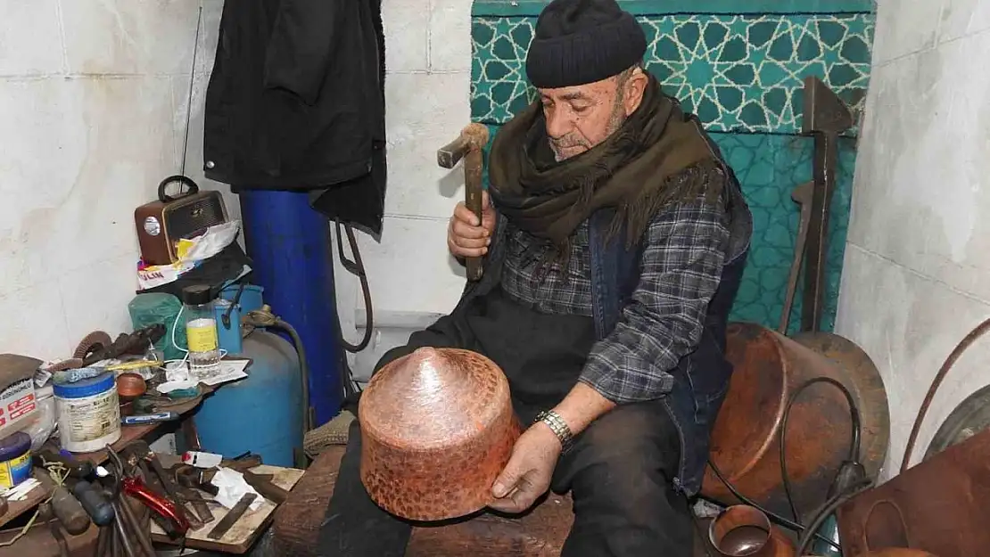 Bir metrekarelik dükkanda bakıra adanmış ömür