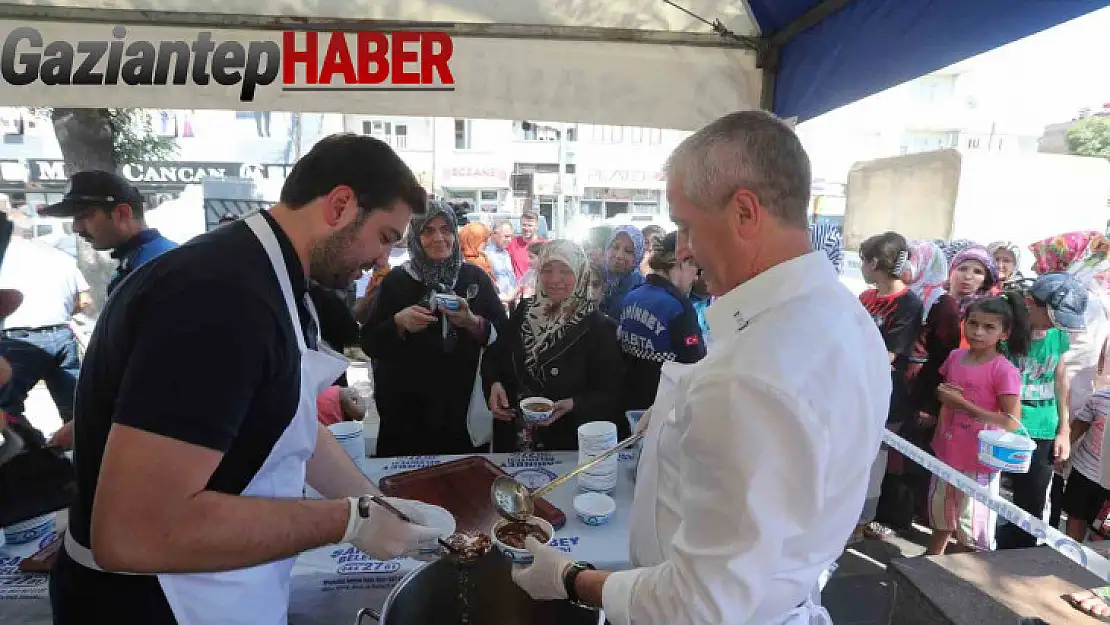 Bozatlı ve Tahmazoğlu'ndan vatandaşlara aşure ikramı
