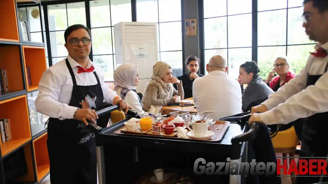 Bu kafenin çalışanlarını görenler uğramadan geçemiyor