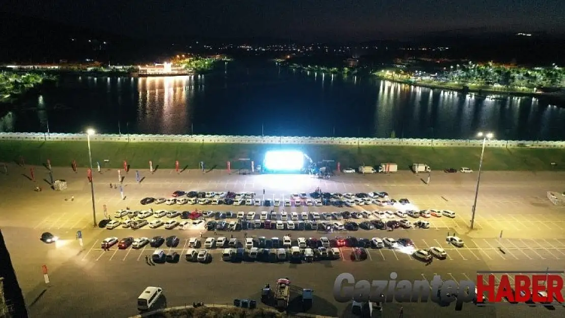 Büyükşehir'in arabalı sinema günlerine yoğun ilgi