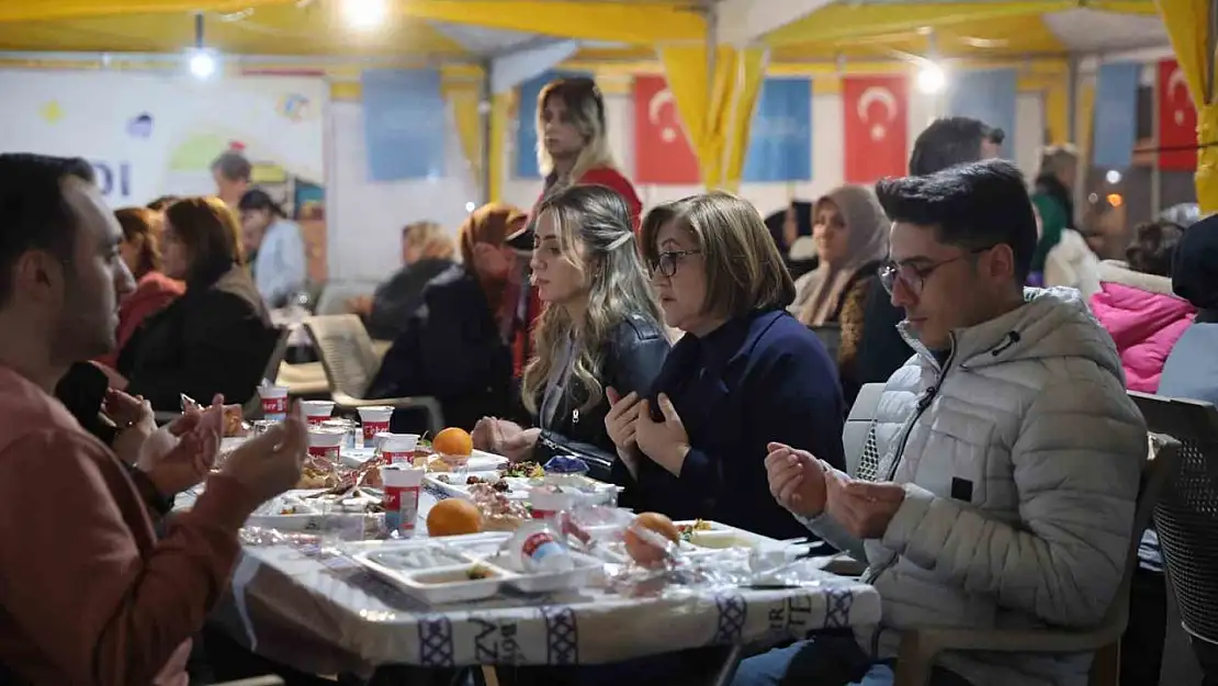 Büyükşehir'in iftar çadırları Ramazan'ın birlik ruhunu yaşatıyor