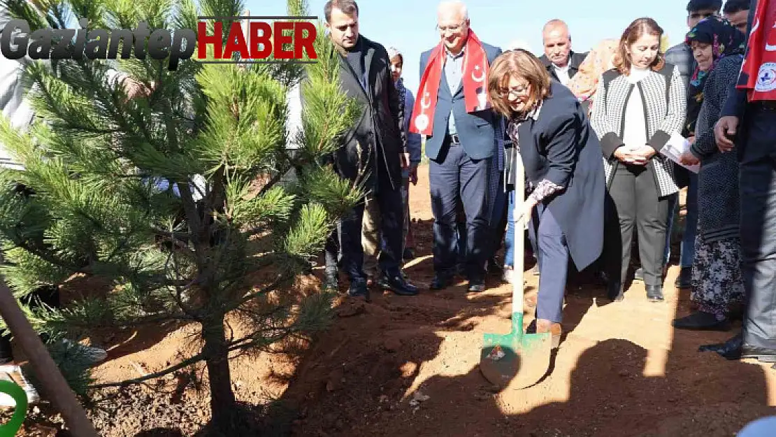 Büyükşehir, Taşlıca Malazgirt Mahallesi'nde ağaç dikimi yaptı