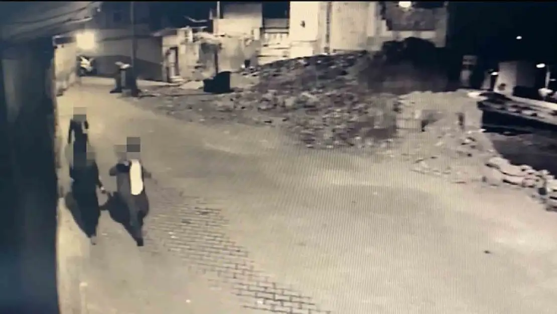 Çaldığı eşyaları omzunda taşıyan hırsız kameralara yakalandı