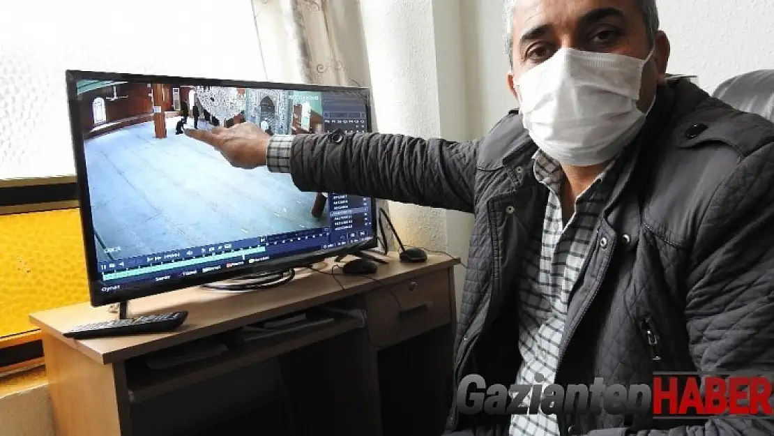 Camide namaz kılma taklidi yaparak cep telefonunu çaldı