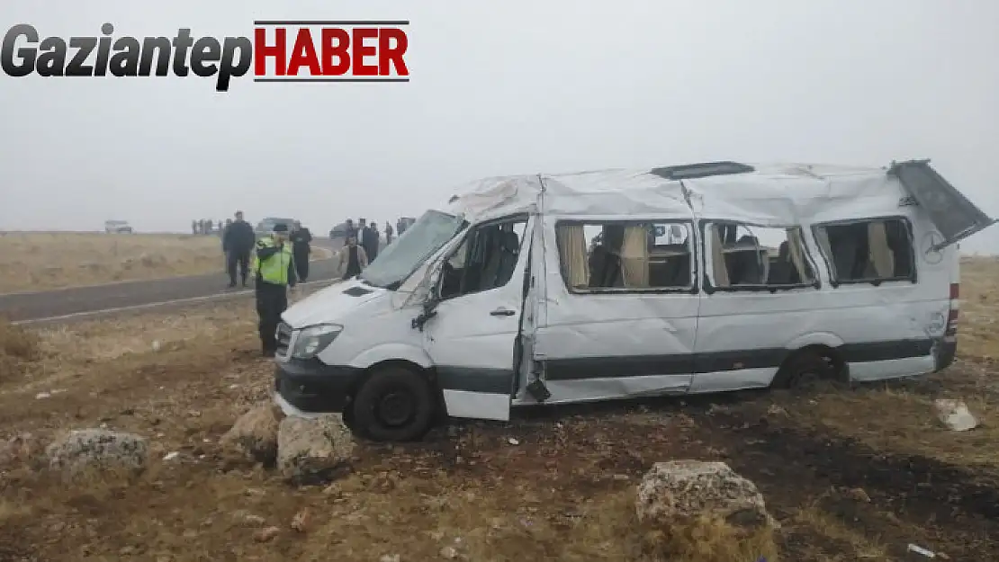 Cenazeye gidenleri taşıyan minibüs devrildi: 2'si ağır 18 yaralı